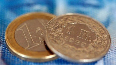 Pánico en los mercados: Suiza da 'rienda suelta' a su divisa y deprecia al euro