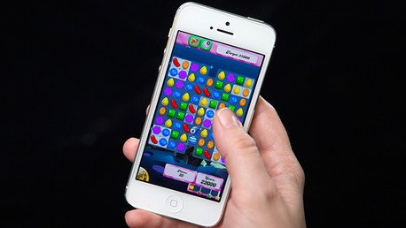 España: La vicepresidenta del Congreso prefiere jugar al Candy Crush en vez de escuchar a Rajoy