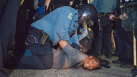 PRIMERAS IMÁGENES: Policías de Ferguson reciben disparos de bala