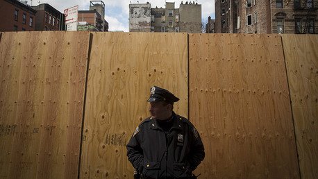 Fuerte video: Un policía de EE.UU. golpea a una mujer hasta hacerla perder el conocimiento