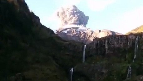 Un turista graba el momento exacto en que comienza la erupción del volcán Calbuco