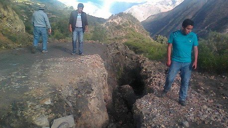 NUEVAS IMÁGENES: La tierra 'se abre' implacablemente y siembra el miedo en Perú