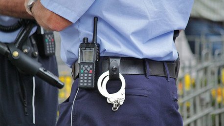 VIDEO: Policía de EE.UU. rocía con gas pimienta y usa una pistola 'taser' contra un hombre que comía