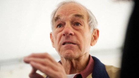 Ron Paul a RT: "Si un país no hace lo que dice EE.UU., nos volcamos sobre ellos y los matamos"