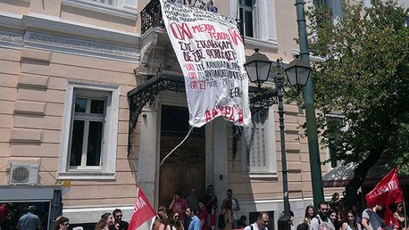 Un corresponsal de RT afectado por el gas lacrimógeno en una protesta en Atenas