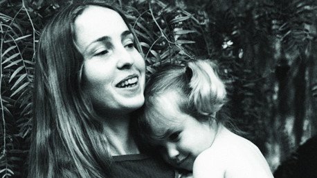 La exnovia de Steve Jobs pidió al fundador de Apple 25 millones por su "conducta deshonrosa"