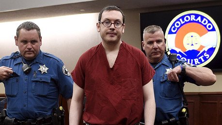 Butacas acribilladas y bombas trampa: Difunden fotos inéditas de la masacre en el cine de Denver