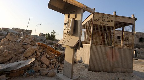 Video: Rebeldes sirios utilizan jaulas con prisioneros como escudo para proteger sus posiciones