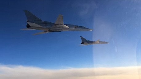 Golpes de venganza: Bombarderos estratégicos rusos cargan contra el EI en nuevos videos