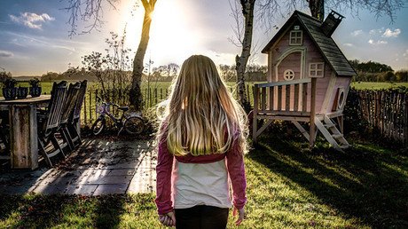 Así es la única niña-biónica en el mundo que no siente hambre, sueño ni dolor