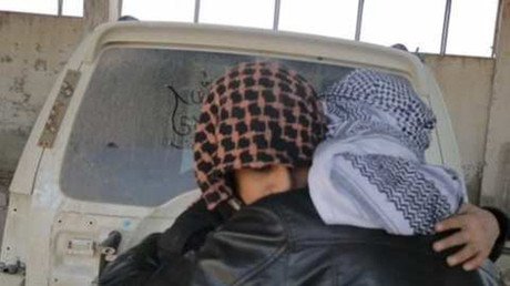 Sobrecogedor fotorreportaje: un niño suicida del EI se despide de su padre antes de inmolarse