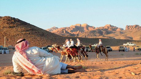 Cobrar sin trabajar: la crisis petrolera amenaza el sueño saudita