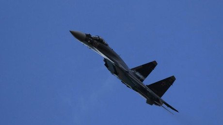 El caza ultramoderno ruso Su-35 muestra los dientes en Siria (VIDEO)