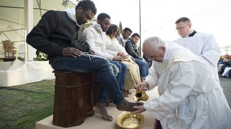 El papa Francisco lava y besa los pies de refugiados musulmanes y de otras religiones