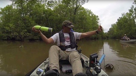 Сaptura inesperada: a un pescador de EE.UU. lo asusta su propia presa