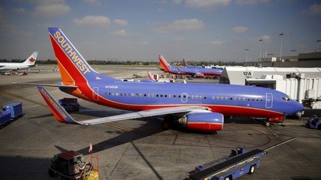 EE.UU.: Sacan del avión, cachean e interrogan a un estudiante musulmán por hablar árabe