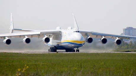 El avión más grande del mundo, el Antonov An-225, transporta un cargamento de 117 toneladas