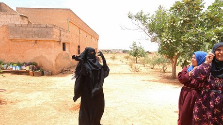 Anhelada libertad: mujeres sirias se quitan los burkas impuestos por el EI