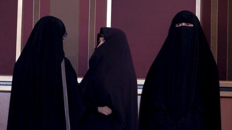 Alto clérigo iraní: Indumentaria de las mujeres "hace que los ríos se sequen"