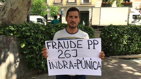 "La imagen refleja la incultura de España": Entrevista con el activista de la foto viral del 26-J