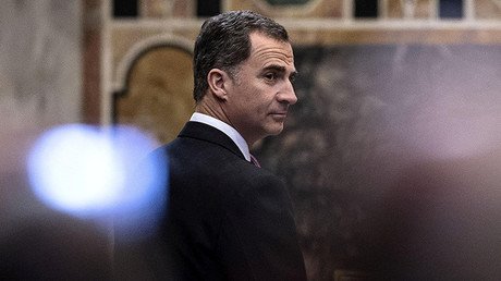 Las indígenas americanos muestran su rechazo a los reyes de España