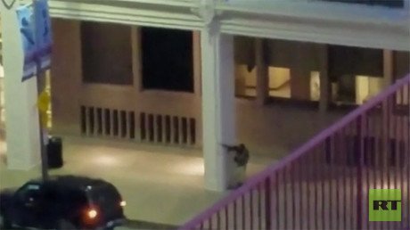 FUERTES IMÁGENES: Sospechoso de Dallas abre fuego con un fusil contra la Policía