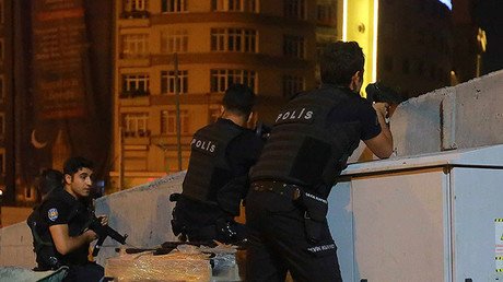 Turquía: Soldados golpistas entran en los estudios de CNN Turk en vivo y toman rehenes