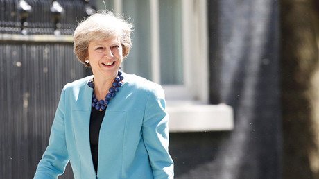 Theresa May autorizaría un ataque nuclear que causaría la exterminación de 100.000 inocentes