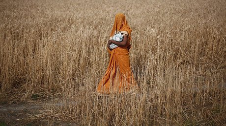 ¿Lanzaría a su bebé desde 9 metros para darle suerte? En la India sí lo hacen (VIDEO)