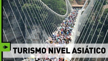 Turismo nivel asiático: Abren en China el puente de cristal más largo y alto del mundo