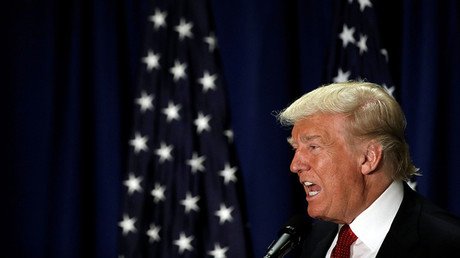 Trump rompe su silencio sobre la neumonía de Clinton