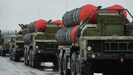 Rusia y la India firman un contrato para el suministro del sistema antiaéreo S-400