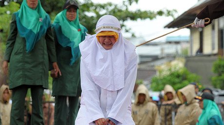Una joven indonesia es azotada en público por situarse demasiado cerca de su novio 