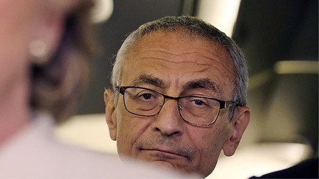 "¿A cuento de qué se proclama moderada?": Los correos filtrados más sonados del equipo de Clinton