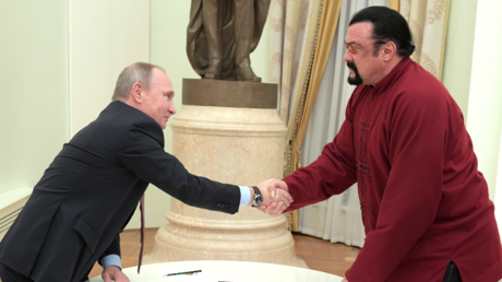 Vladímir Putin entrega el pasaporte de Rusia al actor Steven Seagal (VIDEO)