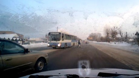 ¡Por los pelos!: Una intrépida mujer cruza una carretera repleta de vehículos sin inmutarse