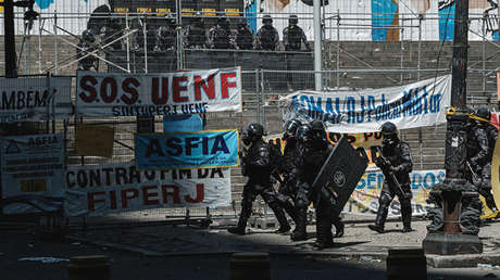 Policía y manifestantes chocan en Río de Janeiro en protestas contra reforma de austeridad (VIDEO)