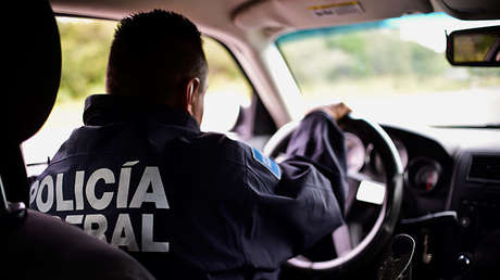 Policías sustraen mercancías de una tienda en medio de los saqueos en México (VIDEO)