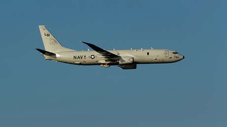 Un avión estadounidense patrulla al portaaviones ruso Admiral Kuznetsov