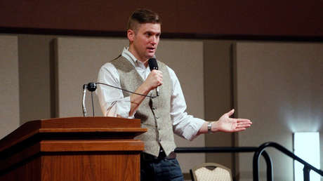 VIDEO: Un enmascarado agrede a un 'derechista alternativo' durante una protesta en Washington