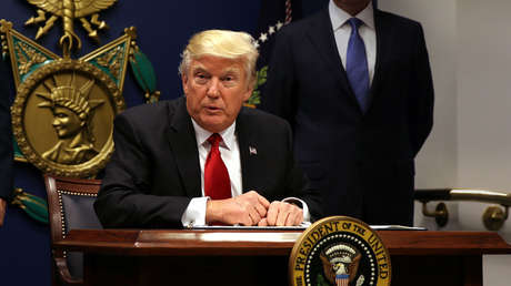 Trump acusa a dos senadores de "tratar siempre de empezar la Tercera Guerra Mundial"