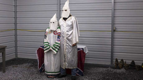 "El Klan está despierto": el Ku Klux Klan reparte folletos ofreciendo sus servicios en EE.UU.
