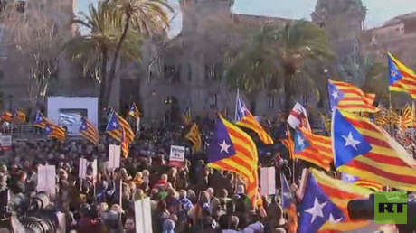 Juzgan a Artur Mas por la consulta independentista de Cataluña en medio de protestas (VIDEO)