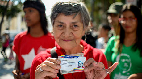 Venezuela continúa con la entrega del Carnet de la Patria, que regulará el acceso a los alimentos