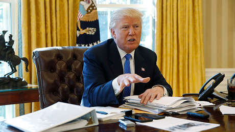 "Es de manual de autoritarismo": Los medios excluidos de una rueda de prensa arremeten contra Trump