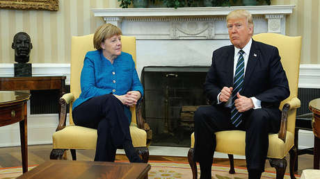 Vea el incómodo momento en que Trump no quiere estrecharle la mano a Merkel