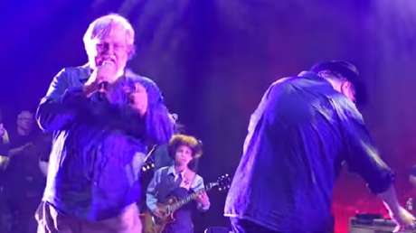 FUERTE VIDEO: Un músico sufre un infarto mortal en pleno show y la banda continúa tocando