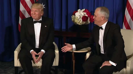 Video: El bochornoso momento en el que Trump 'ignora' el saludo del primer ministro australiano