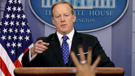 La Red se burla y compara al portavoz de la Casa Blanca con Homero Simpson tras evitar a la prensa