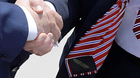 Le ganan a Donald Trump en su propio 'juego' del apretón de manos (VIDEO)